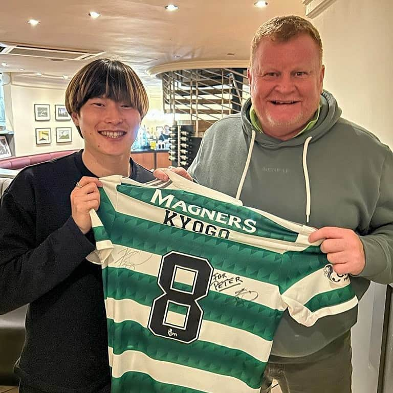 古橋亨梧のインスタグラム：「Teammeeting in 📍Paradise   Thanks for your nice visit @morethansport_ontour ! 🤝🍀」