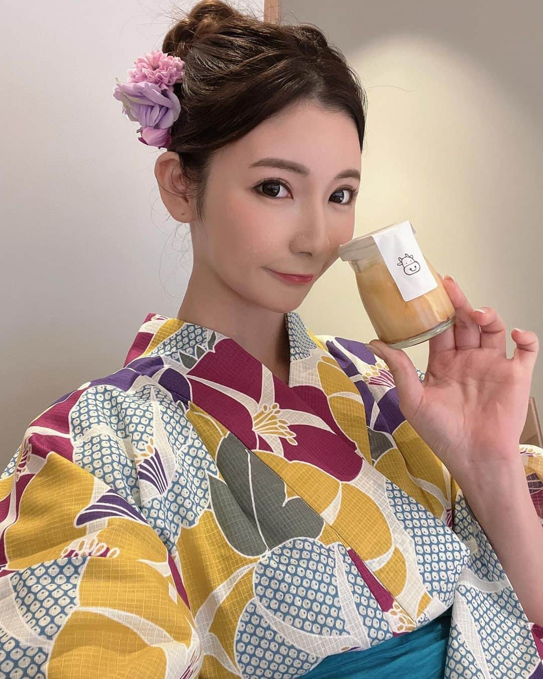 秋葉のぞみのインスタグラム：「. . . Japanese kimono 👘❥❥❥  . 差し入れで頂いたご当地プリン🍮 yummy♥︎ . . #kimono  #japanesegirl  #hotspring  #model」