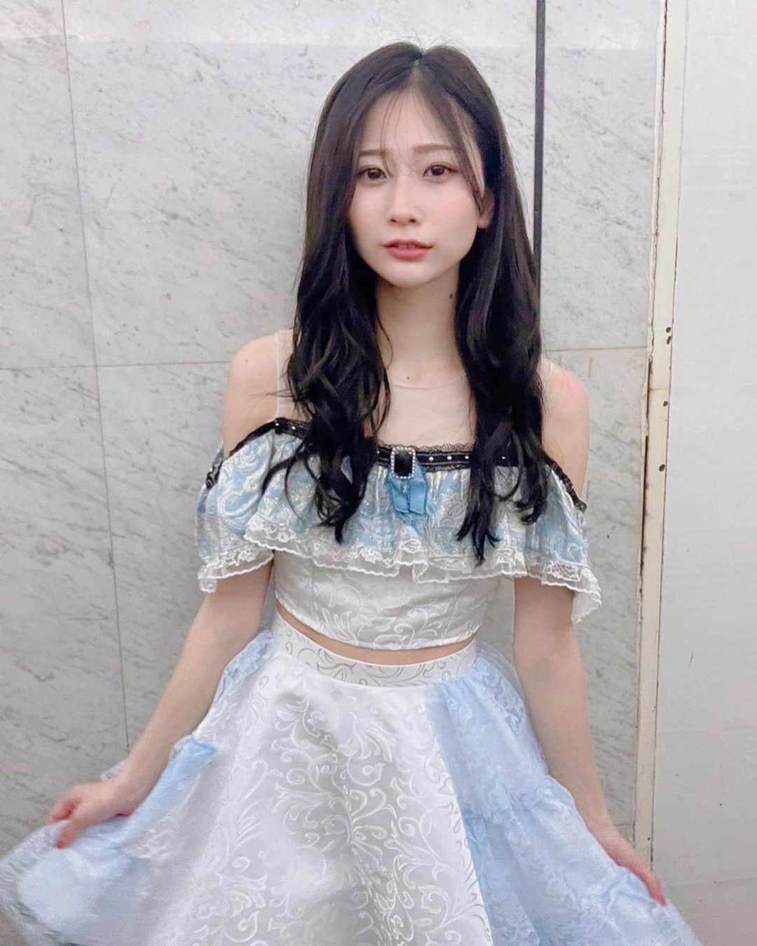 塩野響子のインスタグラム：「⠀ツアー衣装👗*. ° やっと５人揃って3rd衣装着れた♡♡♡ ⠀ elsyの衣装全部好きだけど、 その中でも3rd衣装は１番好きです🤭💙 ⠀ ⠀ #5枚目の躍動感 #何枚目がすき？ #この衣装はツアー限定 #だから見に来て👀 #ライブ情報はハイライトみてね  ⠀ ⠀」