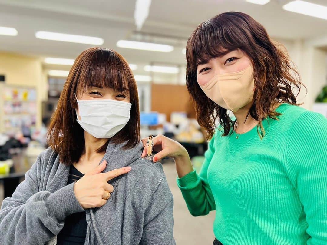 前田彩名のインスタグラム：「#サタジャン3 チームには 本当に仲良くしていただいて。 TEA FOR TWOは来週で終了するので、 もうこんな風に絡むことも少なくなるのかと思うと寂しいです。  サタジャン京都チームがなんとこの度、 私のアクリルスタンドを作ってくださいました🙏✨  ありがとうございます！！！  川原ちかよ先輩の肩に載せさせていただきました😂  サイズはクルミッ子2個分ぐらいです。 サイズは可愛いのよ。 しかし！ 藤原岬ちゃんのアクスタと比べて、 地味やし、参観日の保護者感やばい。 もっとハジけていきたいと思います？😂」