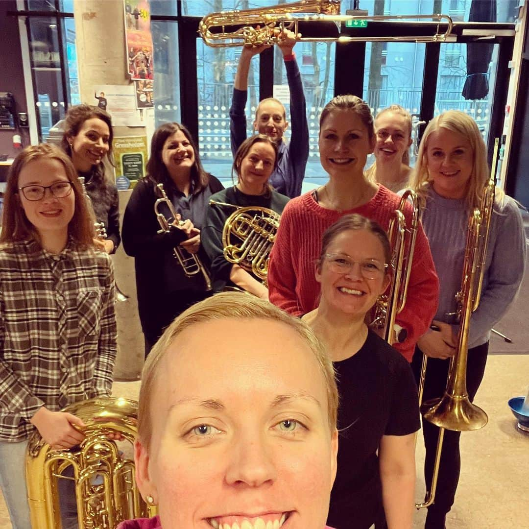 ティーネ・ティング・ヘルセットのインスタグラム：「Happy faces after weekend rehearsals for our Sweden tour 🤩 @tenthing  Tour schedule:  March 21st: Kulturhuset Hudiksvall March 23rd: Musikaliska Stockholm March 24th: Culturum Nyköping  March 25th: Pingstkyrkan Södertälje March 26th: Västerås Konserthus March 29th: Medborgarhuset Arboga March 30th: Kulturhuset Najaden Halmstad March 31st: Vara Konserthus  See you there! 🇸🇪 #tenthing #tenthingsweden2023」