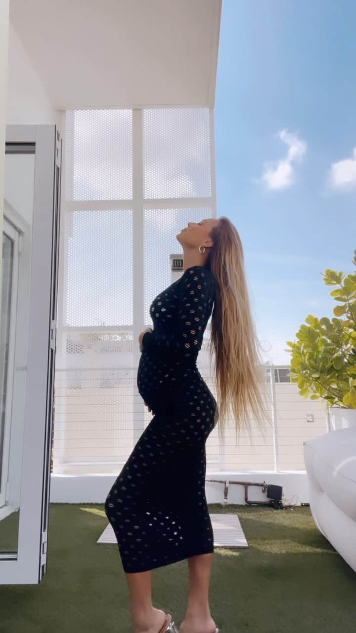 ティア・ブランコのインスタグラム：「#ootd styling the bump in Miami 🤰🏽」