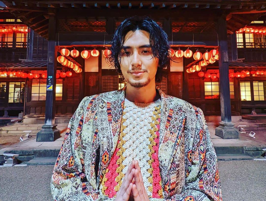 藤井風のインスタグラム：「i should’ve post this one year ago … can’t believe “Matsuri” turned one year old🏮i simply looove this song and this mv. god thank you so much for this. and i will forever be grateful for those who loved, danced🙌 and tried to spread this positivity to the world. you don’t know how much you mean to me. 🙏 一年越しの投稿! “まつり”を公開した日から一年が経ちました. シンプルに好き過ぎる作品です. 関わってくれたみんな, そしてこの作品を愛して広げていってくれたみんなに一生感謝です. ❤️‍🔥」