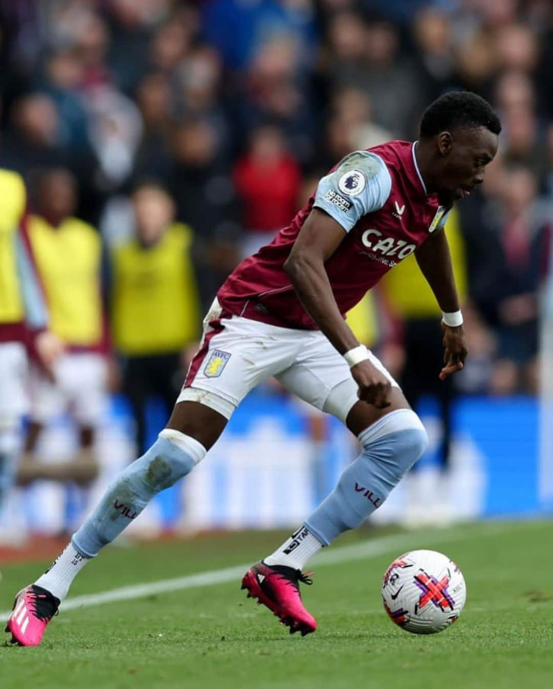 バートランド・トラオレさんのインスタグラム写真 - (バートランド・トラオレInstagram)「Great performance well done team @avfcofficial  3pts + clean sheet  Thanks Villans for the support💜 UTV #ato #ato #9🇧🇫🐎」3月20日 1時45分 - bertrandtraore10