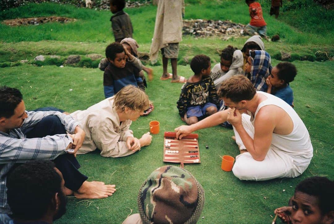 ドミニク・サドクのインスタグラム：「travelled to West Papua to learn how to play backgammon 🤓」