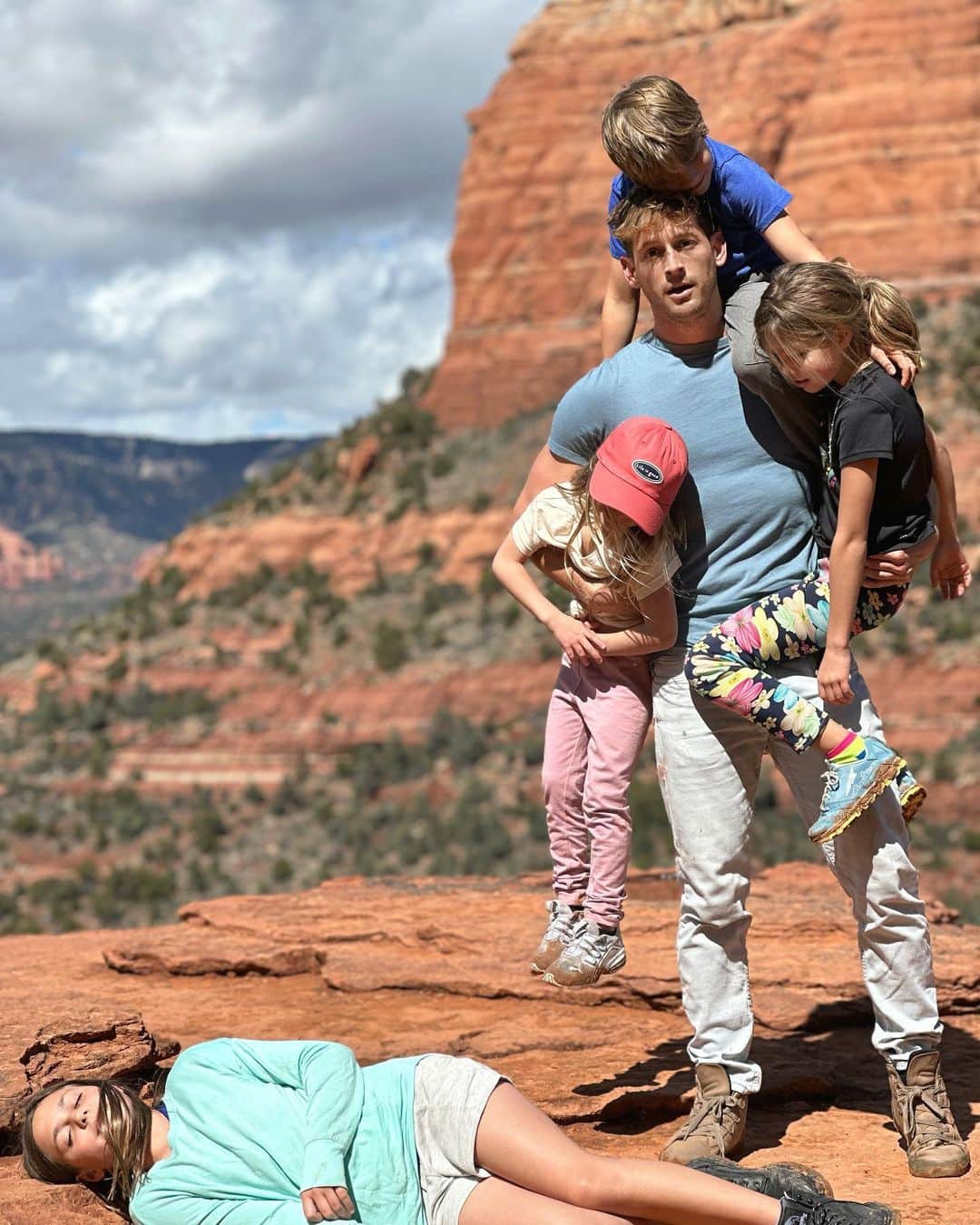 マックス・エマーソンのインスタグラム：「“Take our kids hiking” my brothers said… “It’ll be fun” they said」
