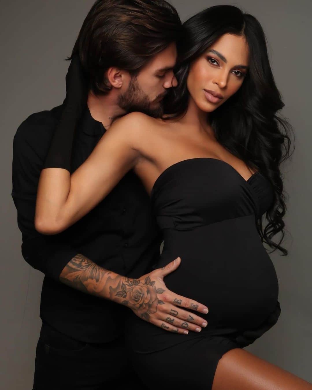 のインスタグラム：「Vocês fizeram de mim quem eu sou hoje e, por isso, agradeço todos os dias. 👨‍👩‍👦❤️    Amo vocês!   @estudionicolemedeiros 📸」