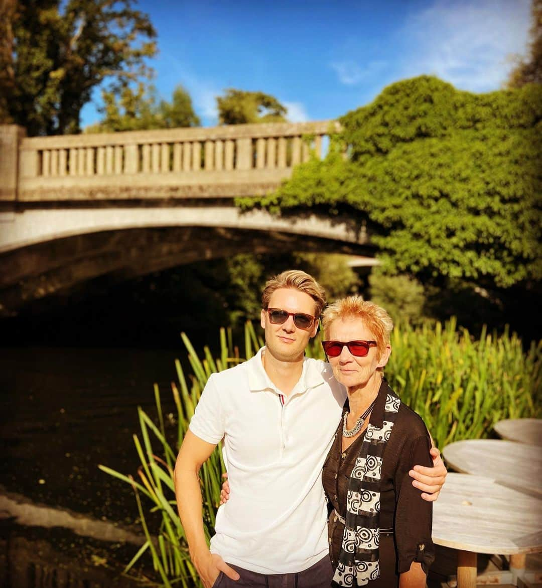 オリバー・キエラン・ジョーンズのインスタグラム：「Happy Mother’s Day @maryjones9670 💙 love you very much, and see you very soon x 💙 🤍」