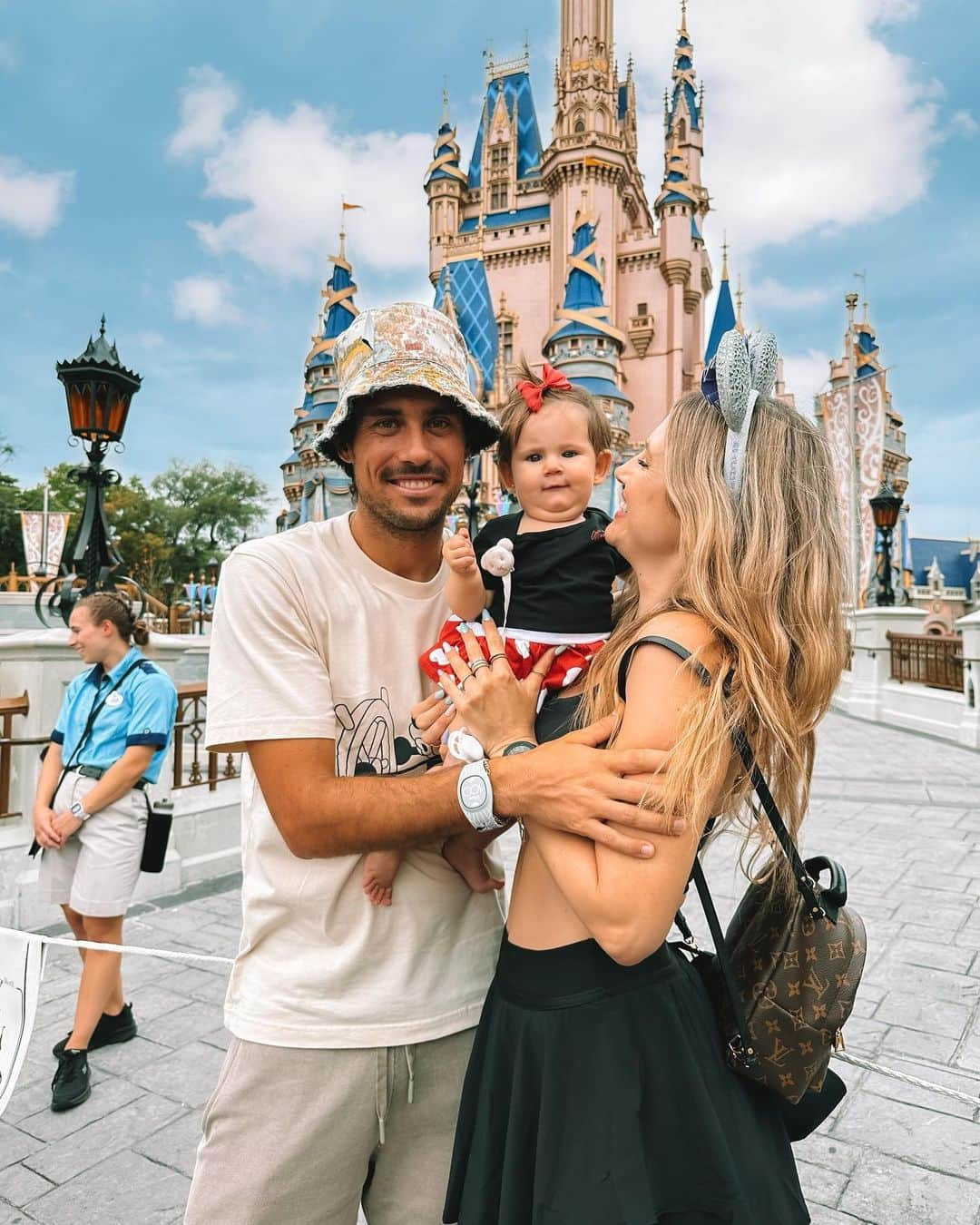 ギド・ページャのインスタグラム：「Nuestro primer día en Magic con la princesita de nuestras vidas, sin duda el mejor día posible. Gracias Disney por otro sueño cumplido」