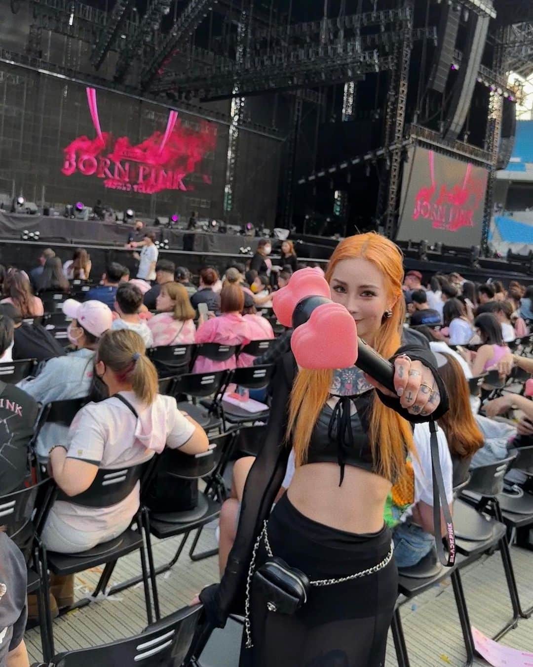 Abby Chenのインスタグラム：「今天最喜歡就是Rosé的solo🖤💖  #blackpink #bornpink」