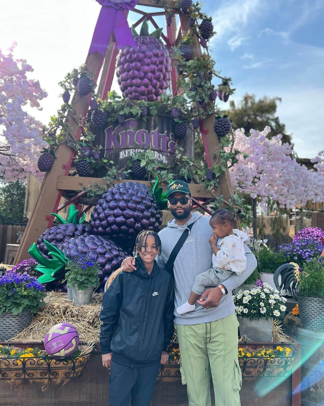 デマーカス・カズンズさんのインスタグラム写真 - (デマーカス・カズンズInstagram)「Had a blast with my family at @knottsberryfarm thanks for the good time and hospitality!!  #boysenberryfestival」3月20日 2時44分 - boogiecousins