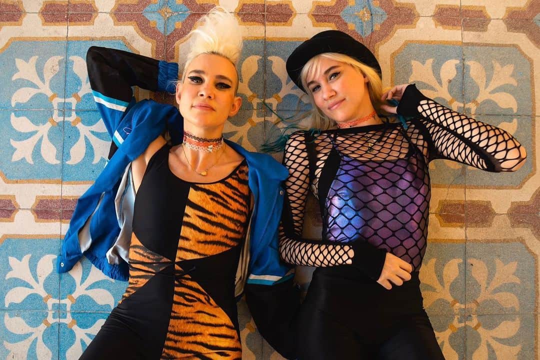 NERVOのインスタグラム：「Something about the tiles in Doha… 🤔 #throwback last year in Doha for @fifaworldcup!!! Good times ⚽️🏟️🏆🥰#sundaymood #sistersunday」