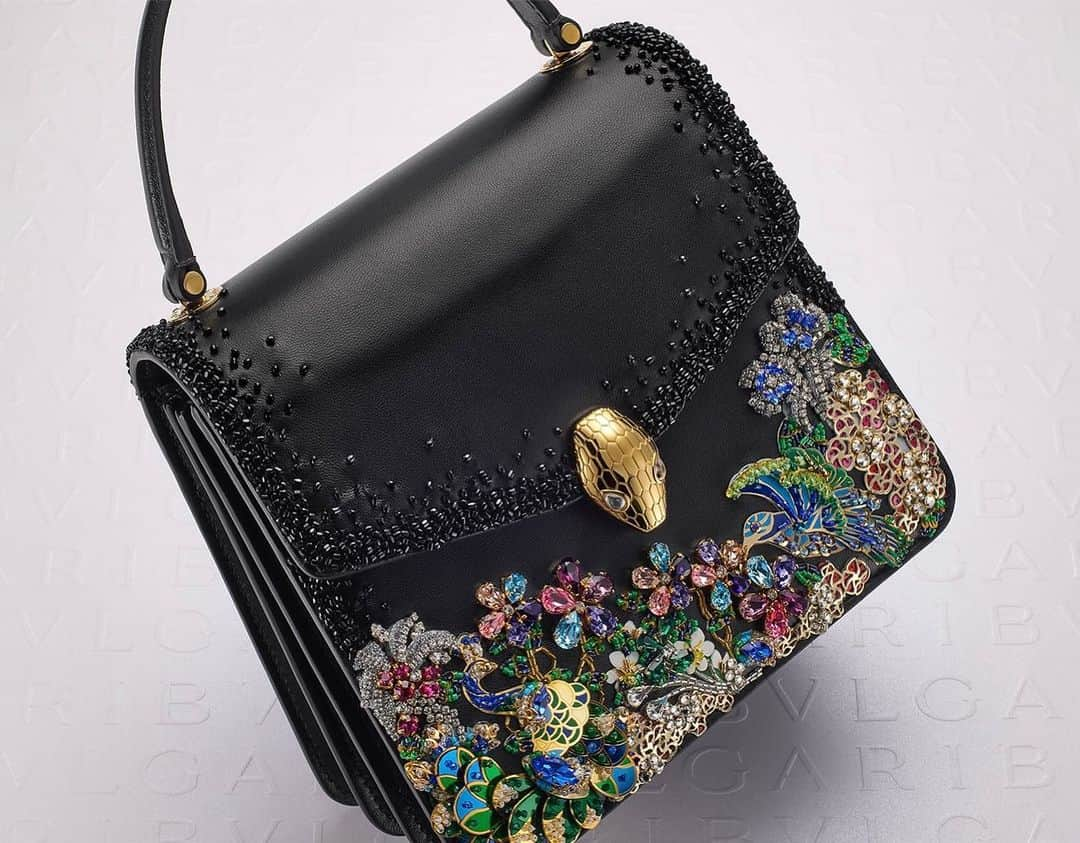 メアリーカトランズのインスタグラム：「Playing on the beautiful contrast between the black background and the vibrant embroidery, the Serpenti Midnight Garden bag delivers a nocturnal interpretation of Bulgari’s enchanting garden of wonders. As a timeless symbol of beauty and refinement, a stunning peacock takes centre stage in the midst of a jubilation of colourful flowers, evoking the Divas’ Dream creations glorifying the mythical bird. #MaryKatrantzouxBvlgari #serpenti #Bulgari #marykatrantzou #serpenti70」