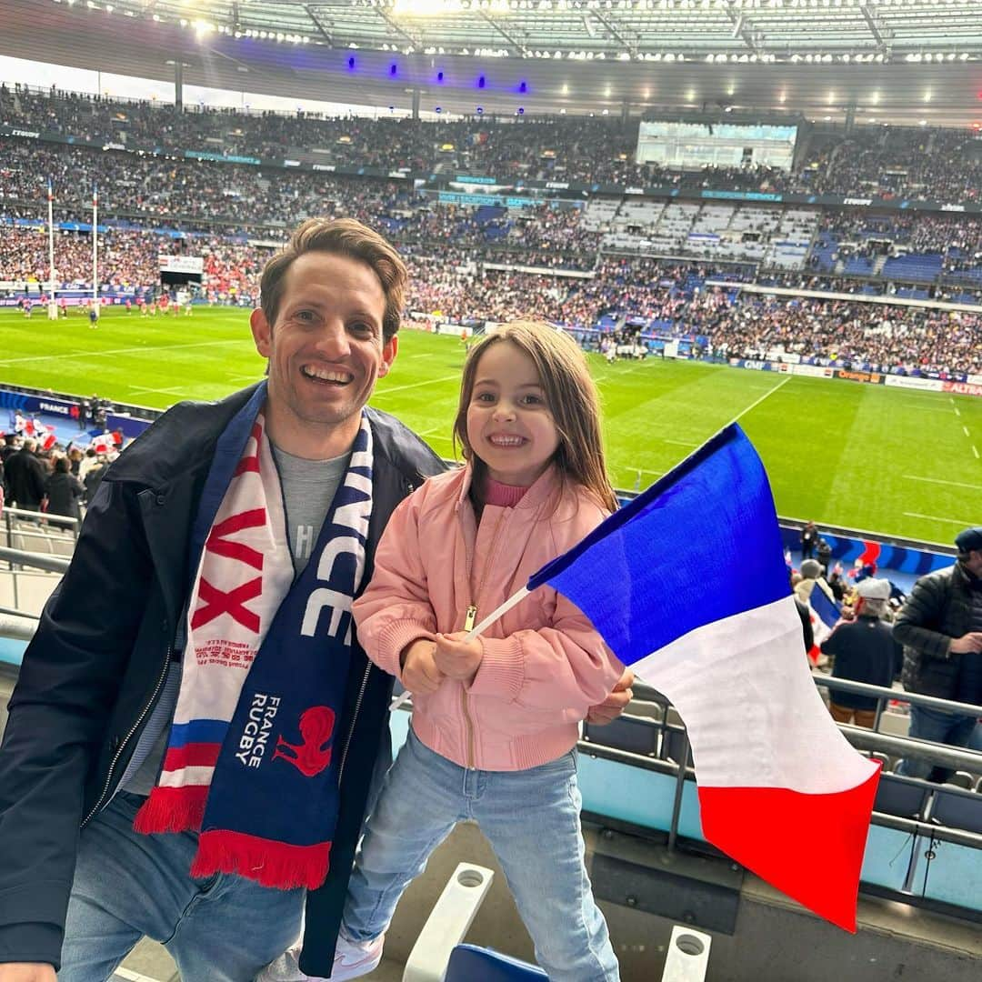 ルノー・ラビレニのインスタグラム：「Un week-end mémorable entre père & fille ❤️  Un beau match du XV de France 🏉 samedi soir 🤩  Et un dimanche à Auteuil mémorable avec la démonstration victorieuse de Kargèse sous mes couleurs 💙💕  Maintenant, cap sur la reprise des entraînements semaine prochaine 👌🏼」