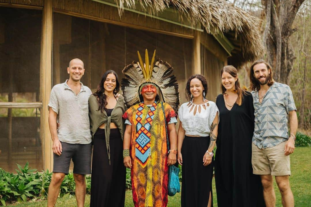 ディラン・モスコビッチのインスタグラム：「Feeling deep gratitude for these past two weeks with Ninawa Pai Da Mata of the Huni Kuin peoples from the Amazon Brazil.   Being in the presence of this man and feeling his fierce devotion to the medicine, his ancestral ways and the healing of humanity, has been a profound honour and privilege.   His path of leadership, through the mantra of “só alegría” (only joy), is so inspiring.   Murió obrigado for infusing our temple, and all us, with so much love and light and joy!  Eskawata Kayawai!  #reunionexperience #ancientwisdom #hunikuin #ancientfuture #sacredmedicine」