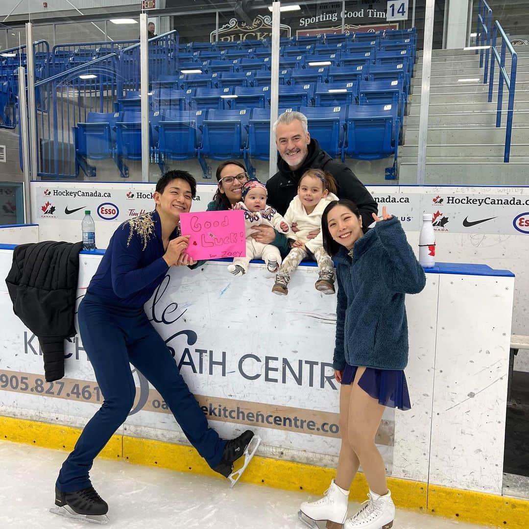 メーガン・デュアメルさんのインスタグラム写真 - (メーガン・デュアメルInstagram)「Rink day today!   Zoey made @riku9111 and @kihara_ryuichi a good luck sign for the World Championships and wanted to exercise with her new friend little Stephanie 🥰  #oakville #figureskating」3月16日 7時02分 - meaganduhamel