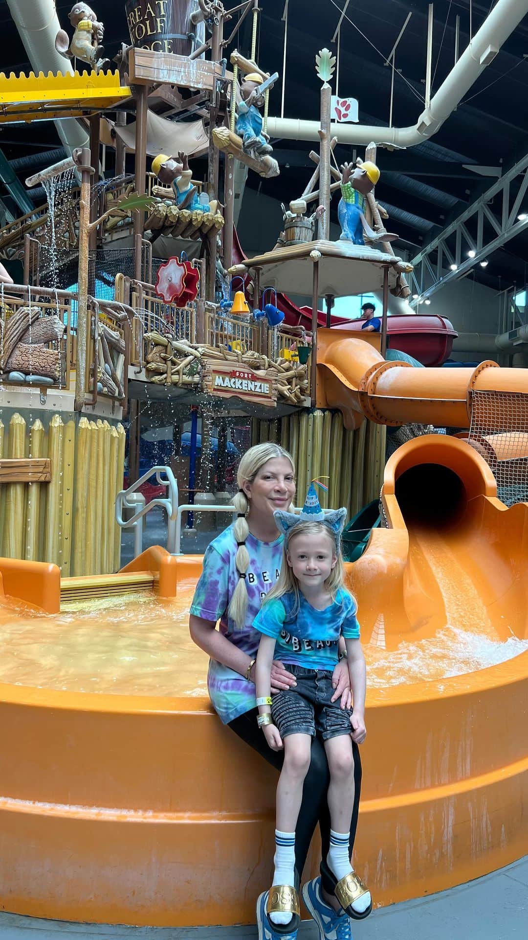 トリ・スペリングのインスタグラム：「Beau had the BEST BeauDay this is 6 at @greatwolflodge . They really are a kids dream come true! And, seeing my little guy so unbelievably happy made my day as well. We love you #GreatWolfLodge sooooo much! I think you’ve started a new birthday tradition for Beau! See ya soon!! #greatwolflodgepartner #GWLspringbreakout #HowlYESGWL」