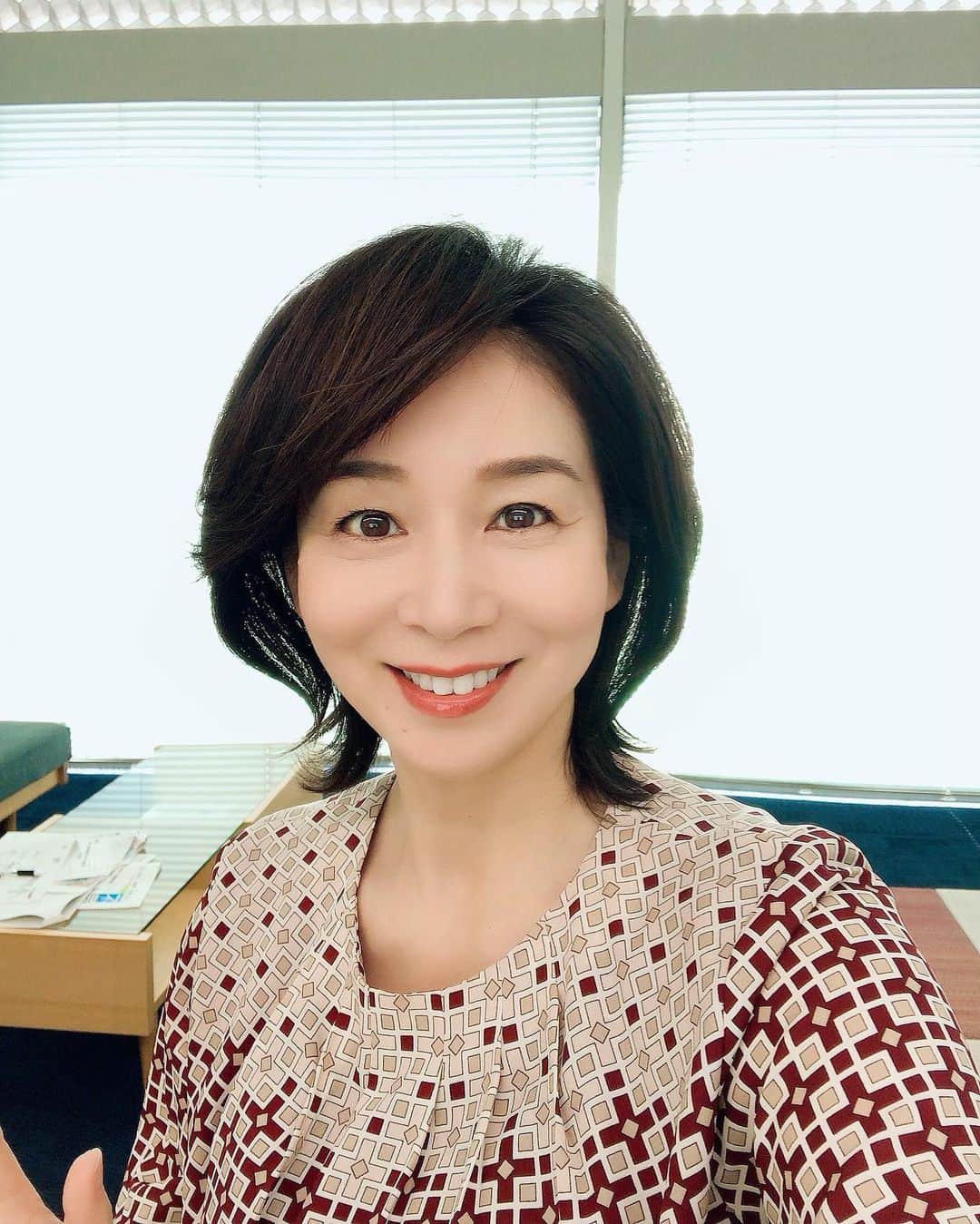 のインスタグラム：「ミヤネ屋の衣装はベージュ✖️赤の幾何学模様のワンピースでした😊 控室のお菓子箱がかわいいミツバチ🐝になってました💕 お茶もかわいい💕 私の好きな顔の配置を把握しているKちゃんが素晴らしい✨✨ #ミヤネ屋#伊藤聡子」