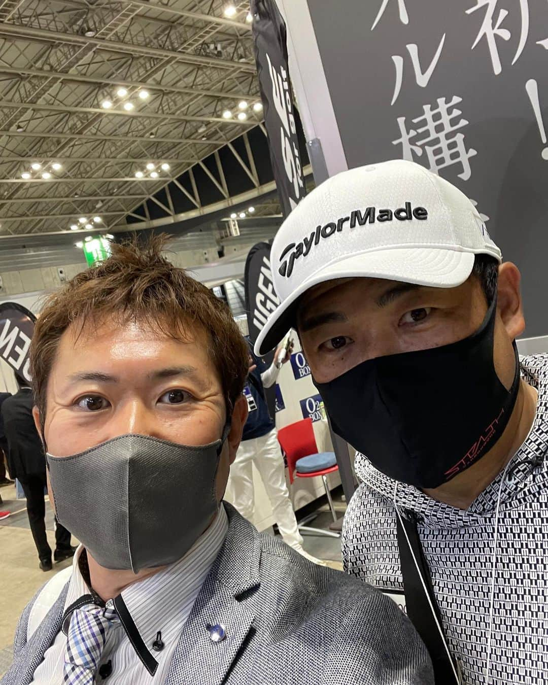 三浦辰施のインスタグラム：「ゴルフフェアでの再会　その3  三觜さん　@y.m.golf3284  歳が1つ上なので公上は先輩なのでさん 笑  三觜さん俺のことを　たむ　と呼んでいるが俺からは実は曖昧w  なんて呼びましょうね？これから🤣🤣 近しい親しみある先輩なのでジャニーズのように　くん　なんかどうです？😁  この関係性は相当古いぞww  お互いプロ入り前からだから25〜26歳の頃だったのかな？？  20年以上っすね😁 お互いだいぶ大人になりました 俺自身はあちこち身体壊れてきたし「健康体」とかいいながら2022年は入院もしたし手術もした（病気ではなく再建術なのでカウントは違うみたいw）  三觜さん、くん、はどうなん？？  書いててもぎこちない🤣🤣  #三觜喜一  #ジャパンゴルフフェア2023  #jgf  #再会 #PGA #日本プロゴルフ協会 #TCP #プロコーチ #YouTube #mitsuhashitv  #たむプロ #三浦辰施  #ジャニーズ  #近しい先輩」