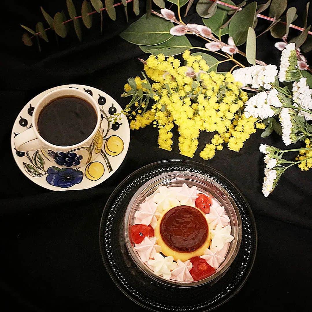 く～のインスタグラム：「おはようございます☀  先日コンビニで大きなデザート見つけたので買ってみた。プリン美味しい♥  ミモザで春を実感。ネコヤナギもモフモフ😺  #おうちカフェ #おうち喫茶 #コーヒー #コンビニスイーツ #プリン #珈琲 #北欧食器 #ミモザ #花のある暮らし #デザート #desserts #sweetstagram #sweets #yummy #igersjp #tokyocameraclub #foodphotography #foodie」