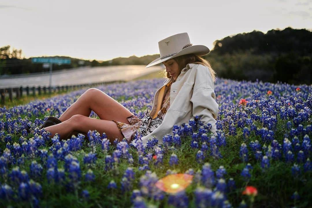 アシュリー・ハートのインスタグラム：「Back home in Austin Tx, amongst the wild flowers.   📸 roadside by my 'simple the best' @bodhiisattva」
