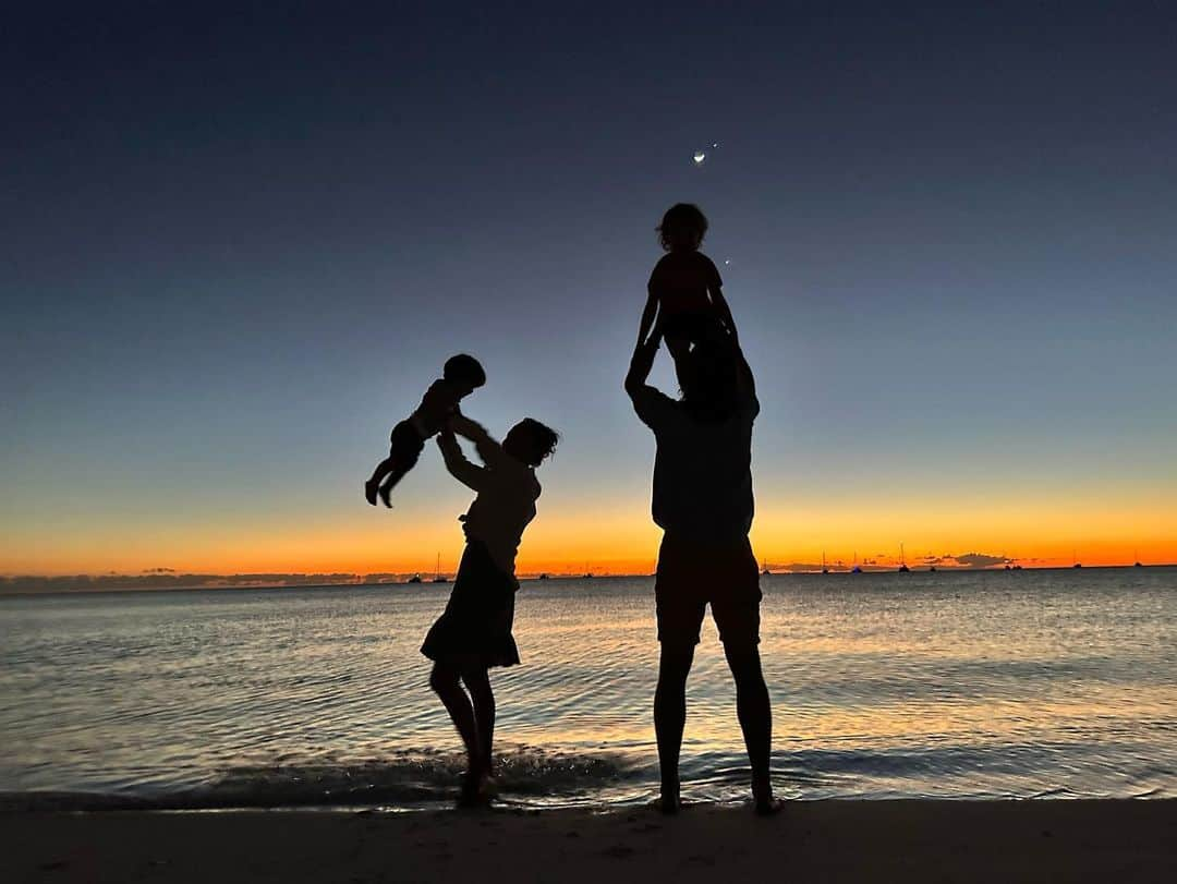 イヴォンヌ・ストラホフスキーさんのインスタグラム写真 - (イヴォンヌ・ストラホフスキーInstagram)「A sunset series. Heart explosion. Complete with Moon, Jupiter & Venus (or was it Mars?:) Thanks @jennbrowntv ♥️ 🌙」3月16日 7時26分 - yvonnestrahovski