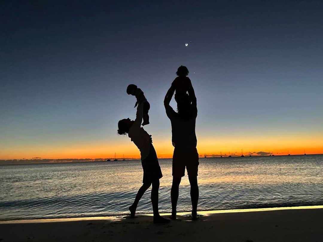 イヴォンヌ・ストラホフスキーさんのインスタグラム写真 - (イヴォンヌ・ストラホフスキーInstagram)「A sunset series. Heart explosion. Complete with Moon, Jupiter & Venus (or was it Mars?:) Thanks @jennbrowntv ♥️ 🌙」3月16日 7時26分 - yvonnestrahovski