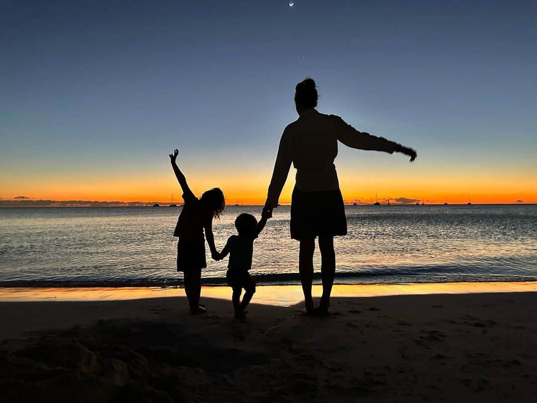 イヴォンヌ・ストラホフスキーさんのインスタグラム写真 - (イヴォンヌ・ストラホフスキーInstagram)「A sunset series. Heart explosion. Complete with Moon, Jupiter & Venus (or was it Mars?:) Thanks @jennbrowntv ♥️ 🌙」3月16日 7時26分 - yvonnestrahovski