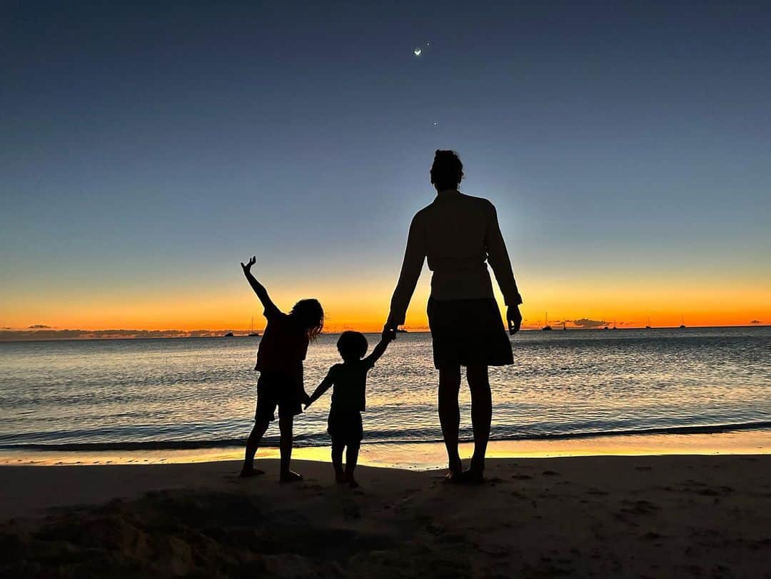 イヴォンヌ・ストラホフスキーさんのインスタグラム写真 - (イヴォンヌ・ストラホフスキーInstagram)「A sunset series. Heart explosion. Complete with Moon, Jupiter & Venus (or was it Mars?:) Thanks @jennbrowntv ♥️ 🌙」3月16日 7時26分 - yvonnestrahovski