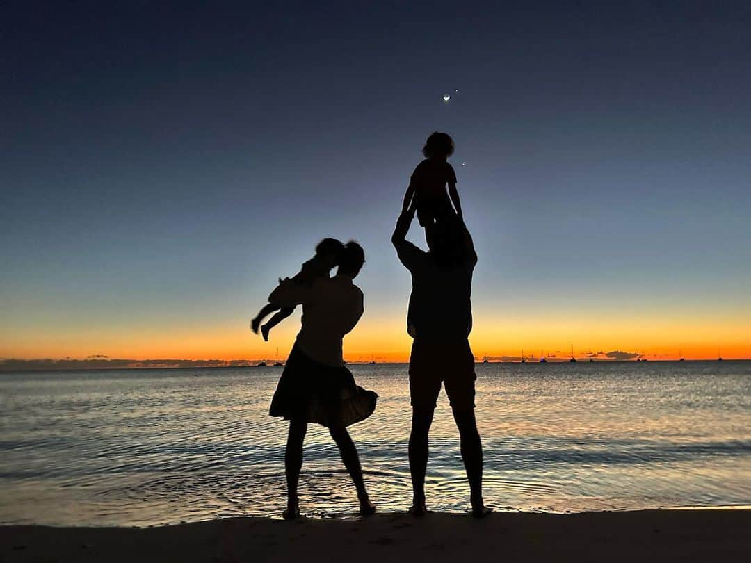 イヴォンヌ・ストラホフスキーのインスタグラム：「A sunset series. Heart explosion. Complete with Moon, Jupiter & Venus (or was it Mars?:) Thanks @jennbrowntv ♥️ 🌙」