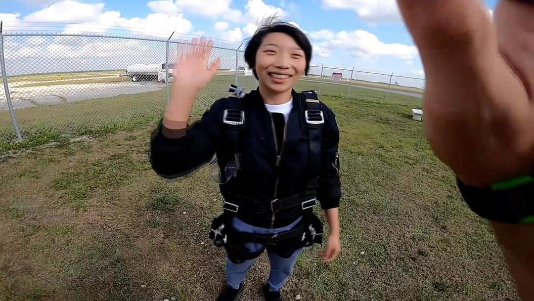 WU Yueのインスタグラム：「Bucket list ✔️   #skydiving  #goodlife  #beyourself」
