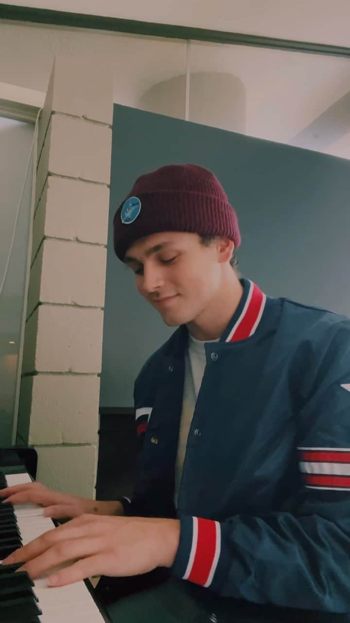 Jonahmaraisのインスタグラム：「Leaving, On a Jet Plane - John Denver  i’ve been listening to this song a ton lately! one of my all time favorites. john denver is an absolute legend 💛」
