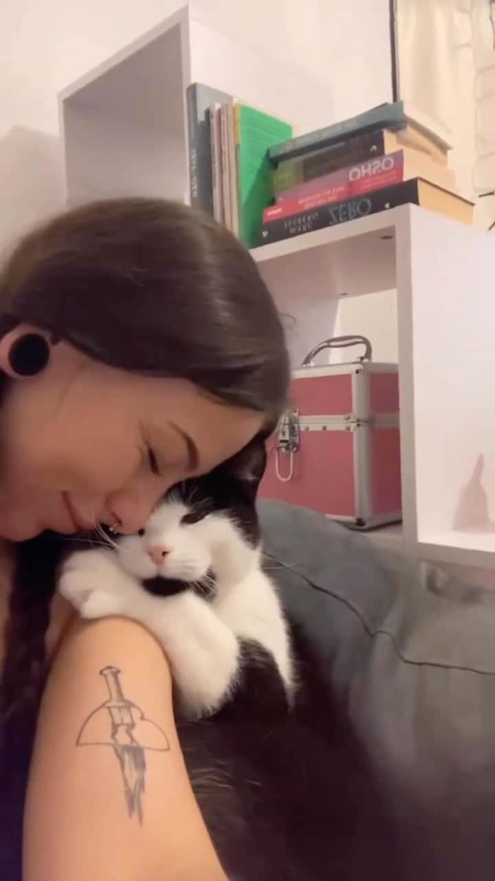 のインスタグラム：「This is the sweetest thing I’ve seen. People who hate cats just haven’t had this kind of bond with a cat and it shows 🥺🥰💗😻😻  Credit: awesome neamhini (TikTok) Check them out ☺️  ** For all crediting issues and removals pls 𝐄𝐦𝐚𝐢𝐥 𝐮𝐬 ☺️  𝐍𝐨𝐭𝐞: we don’t own this video/pics, all rights go to their respective owners. If owner is not provided, tagged (meaning we couldn’t find who is the owner), 𝐩𝐥𝐬 𝐄𝐦𝐚𝐢𝐥 𝐮𝐬 with 𝐬𝐮𝐛𝐣𝐞𝐜𝐭 “𝐂𝐫𝐞𝐝𝐢𝐭 𝐈𝐬𝐬𝐮𝐞𝐬” and 𝐨𝐰𝐧𝐞𝐫 𝐰𝐢𝐥𝐥 𝐛𝐞 𝐭𝐚𝐠𝐠𝐞𝐝 𝐬𝐡𝐨𝐫𝐭𝐥𝐲 𝐚𝐟𝐭𝐞𝐫.  We have been building this community for over 6 years, but 𝐞𝐯𝐞𝐫𝐲 𝐫𝐞𝐩𝐨𝐫𝐭 𝐜𝐨𝐮𝐥𝐝 𝐠𝐞𝐭 𝐨𝐮𝐫 𝐩𝐚𝐠𝐞 𝐝𝐞𝐥𝐞𝐭𝐞𝐝, pls email us first. **  #sleepingkitty #instakitties #kittycuddles  #catladylife #catsareawesome  #catsareawesome #catsarelife #kittenlovers」