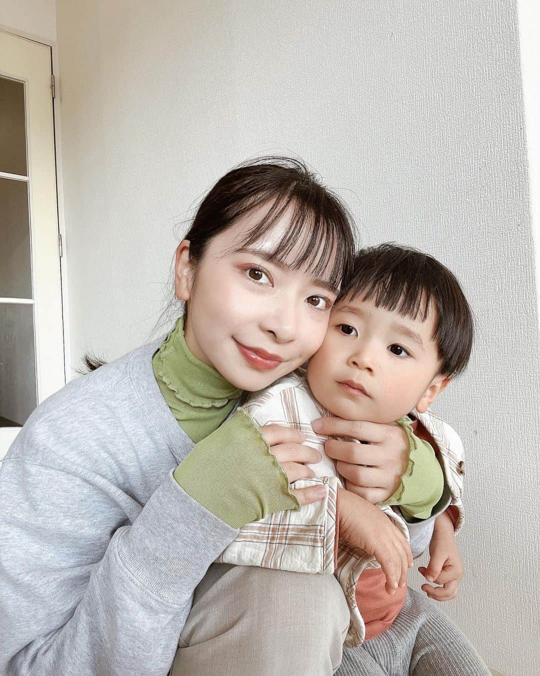 のインスタグラム：「* * 暖かくなったのうれしくて カラーメイクしてラメマスカラ塗って 勝手に浮かれてる😂🌸 特に予定ない日でもねw * * #男の子ママ #春コーデ  #春メイク  #2歳男の子ママ  #2歳男の子」