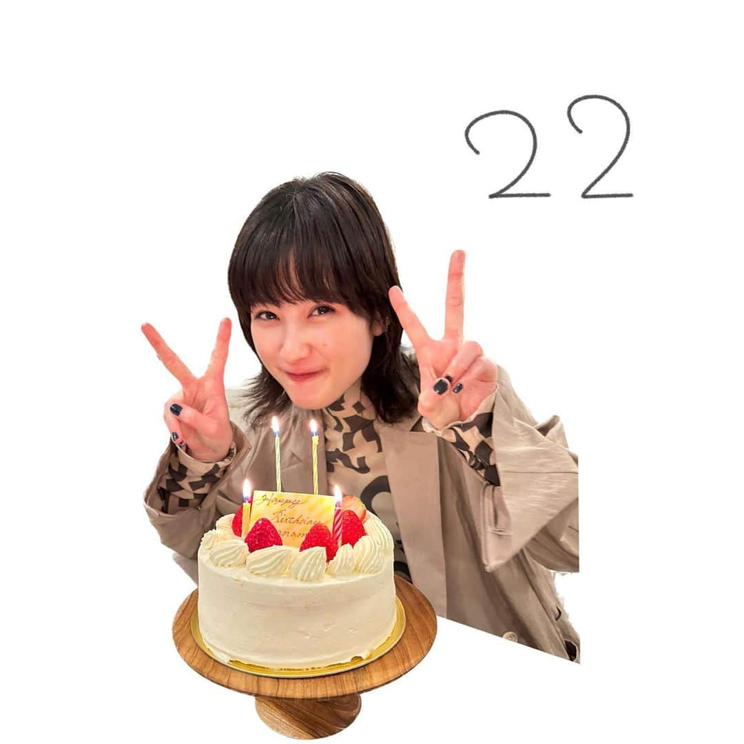 井頭愛海のインスタグラム：「. 本日22歳になりました！！ 家族、友達、応援してくださっているみなさま いつもありがとうございます☺︎☺︎  毎日楽しく🤟🤟 いいお知らせが沢山できる 充実した1年になるよう頑張ります！！  写真はお祝いしてもらった時の〜🥰🥰 22歳もよろしくお願いします✊🏻🫶」