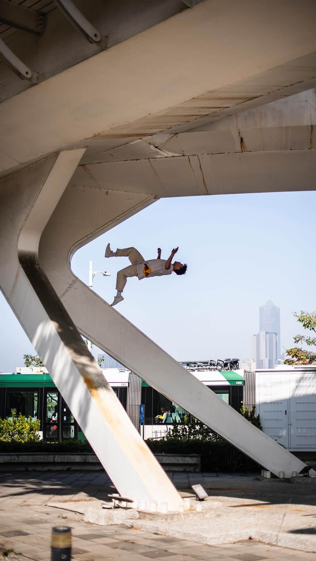 ジェイソン・ポールのインスタグラム：「Sketch level? 🤨 this was scary af. Thanks Taiwan for this perfect setup 😁 @redbulltaiwan」