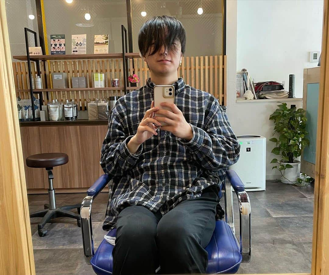 一平（Gパンパンダ）さんのインスタグラム写真 - (一平（Gパンパンダ）Instagram)「髪切りっぺー！  今週末はワタナベNo.1決定戦準決勝！ がんばるためにも、スッキリしてきたのです。  いつもと同じ髪庵ゆかしさん。 おしゃれをまったく分かっていないので、いつも通りたくみさん @takumi_kanbayashi におまかせヘアーで依頼して、いい感じにしてもらいました。本当に助かる……！！陰キャな僕でも助かる……！！ 陰キャでも、陽キャでも、どんな方でも、いい感じにしてくれるはずです……！！！ (桜新町駅にあります！)  --------------  昨日はピュート村田が家に泊まりにきた！！！！  #髪庵ゆかし #桜新町 #美容院 #ピュート #Gパンパンダ」3月15日 23時23分 - gpanpanda_ippei