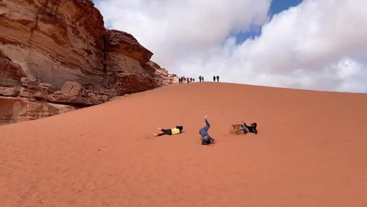 のインスタグラム：「砂漠の楽しみ方🐫🏜全身砂まみれの大人たち😇 Thanks @te_yande_i & @ryosuke_yoshi_takeuchi ! ・ #jordan #wadirum #wadirumdesert #desert #砂漠」