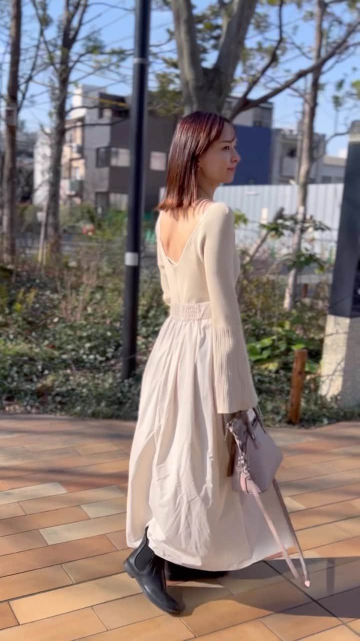 乙黒えりのインスタグラム：「春服〜🌸@jillstuart.jp ワンピが届いたよ！ ポケット付きでスカートのボリュームと素材感がかわいい✨ 大人ジルにリブランディングされてさらに注目😊 肩幅ないなで肩なので、インナーは見せキャミをインしました #春ファッション#ワンピ#春ワンピ#大人ジル#ママコーデ#ママファッション#jillstuart #ジルスチュアート」
