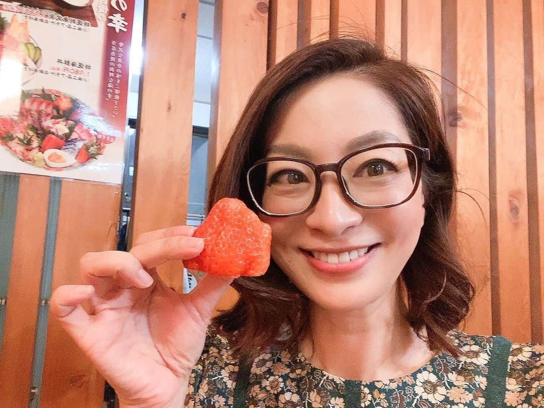 海津ゆうこさんのインスタグラム写真 - (海津ゆうこInstagram)「今年初の越後姫。  こんなに大きな物をいただきました🍓  #🍓#越後姫#いちご#新発田産#旬の果物 #苺 #地産地消 #fruits #美味しいもの#instagood #instadaily #instalike #instalife #instapic #フリーアナウンサー#ラジオパーソナリティー#strawberry」3月15日 23時31分 - yuco310