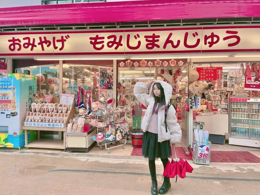 神崎美羽さんのインスタグラム写真 - (神崎美羽Instagram)「宮島のおみやげさん✨  こーゆーレトロな昔からあるおみやげ屋さんが好きです😉  おしゃれなお店も好きだけど、レトロなお店って色合いがポップで変なTシャツいっぱいあるから好き❤️  つづく  #旅行 #travel #girlstrip  #trip #女子旅 #広島 #宮島」3月15日 23時47分 - miu_kanzaki