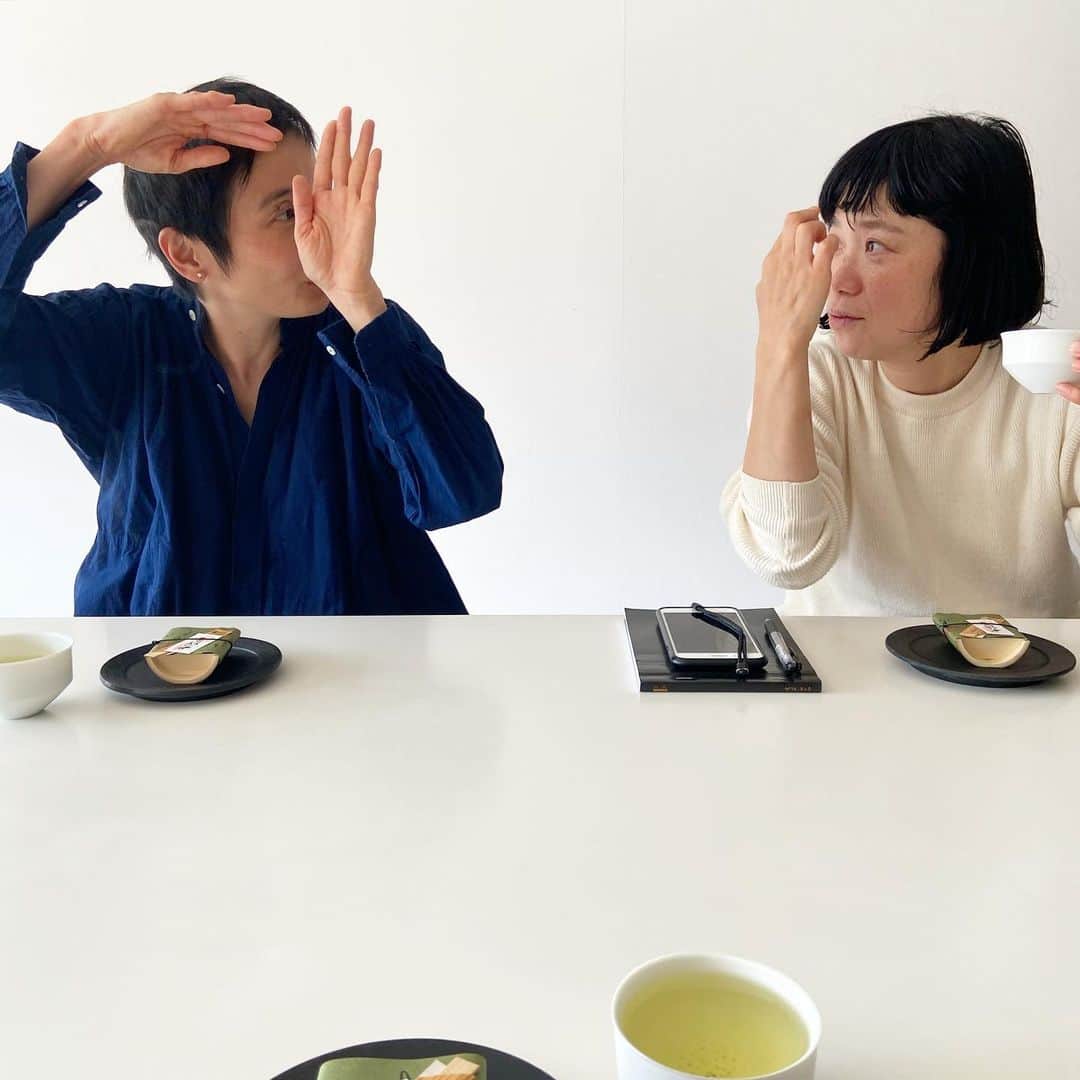 渡辺有子のインスタグラム：「『&premium』連載撮影  短時間撮影でも憩いのお茶は楽しみたい🍵いつもこの時間が長い…💦 あっちゃこっちゃなりながらも楽しくおいしく撮影終了。このおふたりは相変わらず面白くて元気◎」