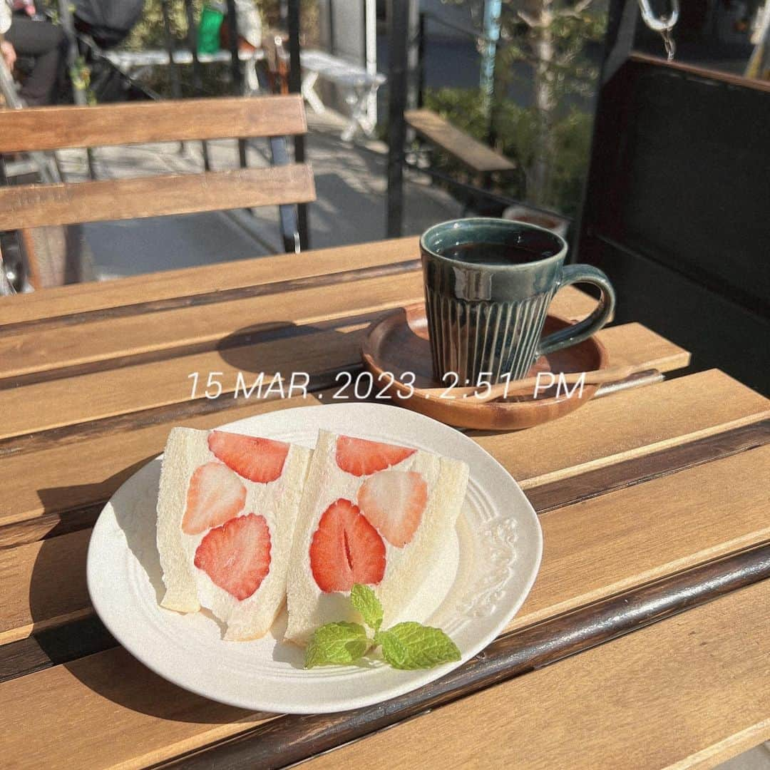 涼瀬みうとのインスタグラム：「🍓🍞☕️ ずっと気になってたお店。  【 𝑱𝑼𝑳𝑬𝑺 𝑽𝑬𝑹𝑵𝑬 𝑪𝑶𝑭𝑭𝑬 】@高円寺  淡雪（白いちご）＆あまおうのサンド🍓 自家焙煎のコーヒー☕️  フルーツサンドのクリームが甘すぎずで、本当に美味しかった♡ 店内もおしゃれで居心地良さそうだったけど、 お天気良かったしテラス席でのんびり日向ぼっこ☺︎ また伺おう🤤  #JULESVERNECOFFE #ジュールヴェルヌコーヒー #高円寺カフェ #フルーツサンド  #🍓 #딸기 #☕️ #커피」