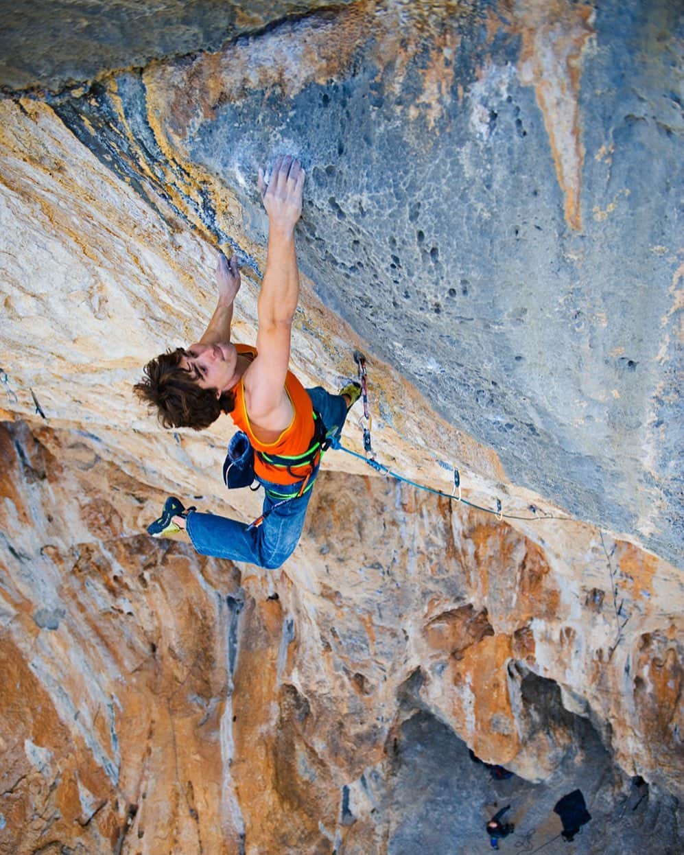 ジョー・キンダーのインスタグラム：「Golden For A Moment, 5.14b, Cathedral, Utah ⭐️⭐️⭐️⭐️⭐️  It doesn’t get more classic for limestone routes in the US than this. If you’re a sport climber you’ve heard of it. Bolted by Todd Goss and Todd Perkins in the late 90’s it climbs straight out of the belly of the Cathedral cave. Resistant climbing through the bomber orange meets a relentless crux in the blue rock. The exit is no joke either as I’m pretty sure I fell there haha!  “I tried it for a couple of seasons without success after I bolted it, then we had a couple of seasons of major flood years, so it was seeping, I got really close, but my hip started going bad so high stepping at the crux was cringy and painful so I kept falling there. Got my hip replaced, then finally sent 9 years after I bolted it. I named it “Golden For A Moment” because that sending feeling is so fleeting, but so fucking satisfying, you feel completely golden...for a moment.”  -Todd Perkins (@perkinstodd)  📷 @ladzinski」