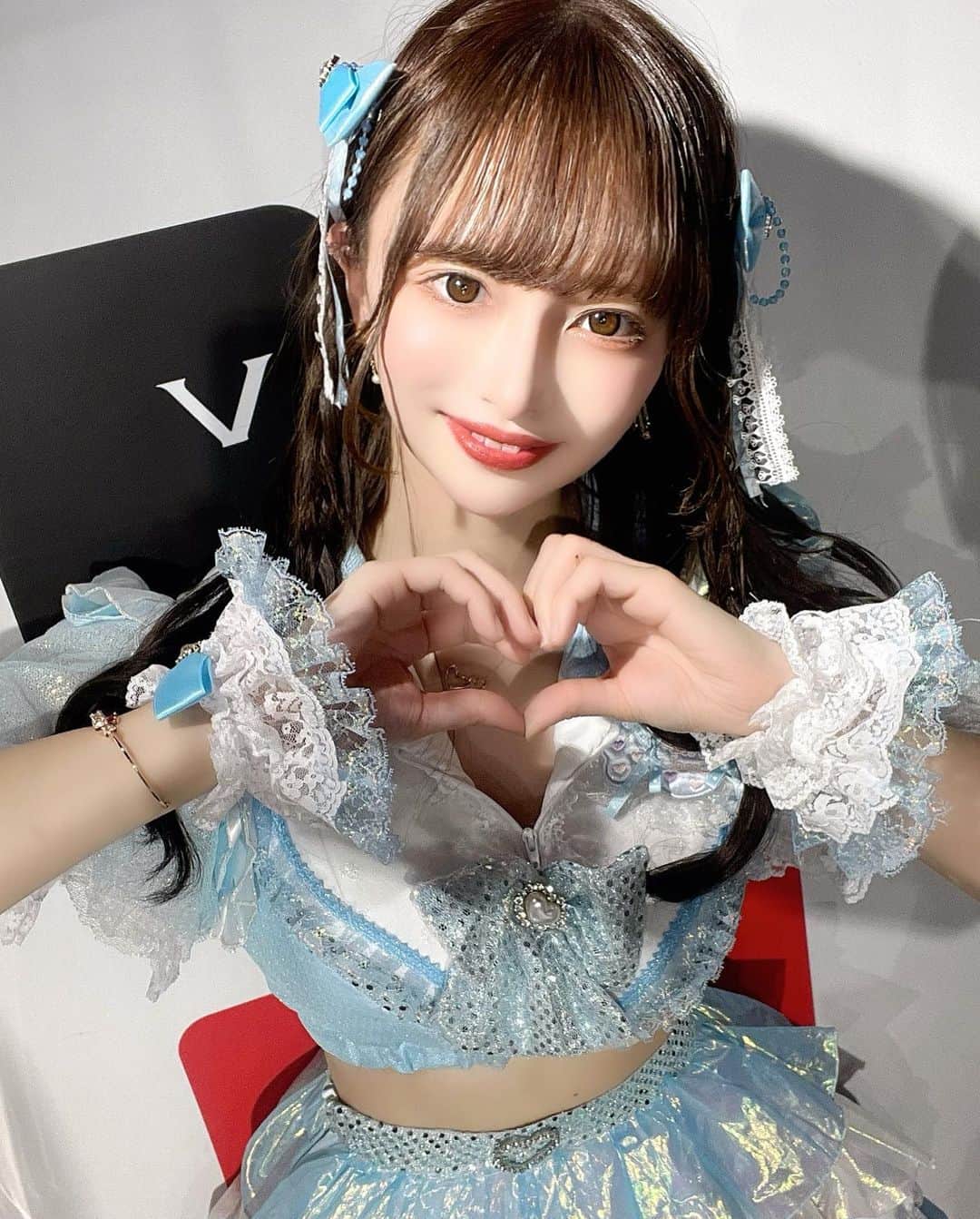 かなちゃのインスタグラム：「HMVさんでリリイベ😣！ 初の励みでたのしかった₍ᐢ.ˬ.ᐢ₎( ｰ̀֊ｰ́)و♡  写真大事にしてね？」