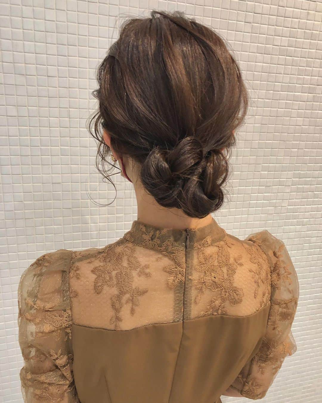 kawamura_takashi_camのインスタグラム：「ヘアアレンジ & ヘアセット 河村タカシ ご希望のお団ヘア いつもお団子が大きくなりすぎたり 派手になりすぎたりなどの ご相談を受けて 今回はボリュームレスにして 動きがほしいところだけに動きを！  毛量が多い方は オンとオフが大事  全体にオンだとめちゃ派手ヘアに なってしまうので オフベースに オンをプラスする感じがちょうど良い  動きをどう足すかで バランスをだす  春 #卒業式ヘア や #入学式ヘア #お花見 ヘアご希望があれば 是非ご相談下さい  #hairarrangecam #hairarrange #hairset #hair #ヘアアレンジ #ヘアセット #ヘア #編み込み #braid #plait #大阪 #心斎橋 #美容 #followme #二次会 #結婚式 #ウェディング #ブライダル #プロセス #ヘアアレンジ解説 #hairdresser #美容室 #美容師」