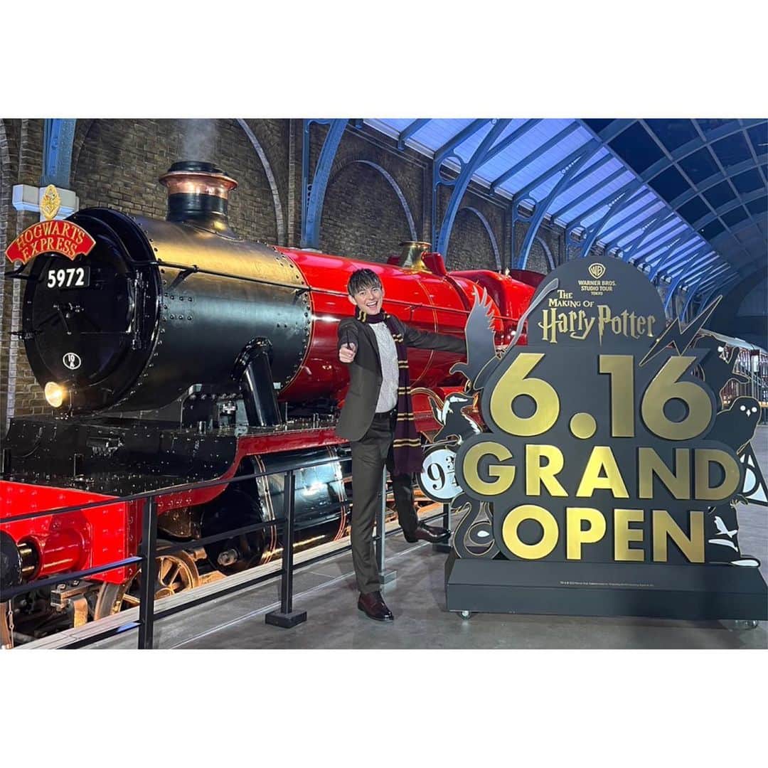 ハリー杉山のインスタグラム：「「ワーナーブラザース スタジオツアー東京-メイキング・オブ・ハリー・ポッター」  ついに6.16オープン⭐️   ホグワーツ特急の前で発表しました⚡️⚡️⚡️  ホグワーツ特急の姿は美しく、ハリーや皆をキングスクロスからホグズミードに連れてくように、我々を新たな時代へと連れてくれる気がします。  どんな時代でも、悲しい時、辛い時にも  ハリー・ポッターシリーズは我々に沢山の勇気を与えてきてくれました  ダンブルドア先生の名言  "Happiness can be found, even in the darkest of times, if one only remembers to turn on the light."  明かりを灯すことさえ忘れなければ、絶望という暗闇に覆われても幸せを見つけることができる  この言葉には日々生きる、 楽しむ力を沢山いただけました^_^  あの世界を是非五感を通して皆さんに楽しんでほしいです❤️  ミスター小関裕太とムッシュ加藤諒とは 大至急オープンに向けてハリポタ会を開催します😎  そしていつか僕もスタッフになってツアーをやりたいです 笑  明日の ノンストップ！でリポートしてます！！  Can't wait for the grand opening🤩  The Hogwarts Express in all it's majestic gleam. Absolutely fabulous.  More to come🤩  wearing @paulsmithjapan perfect for the occasion❤️  #ハリポタ #スタジオツアー東京メイキングオブハリーポッター  #paulsmith」