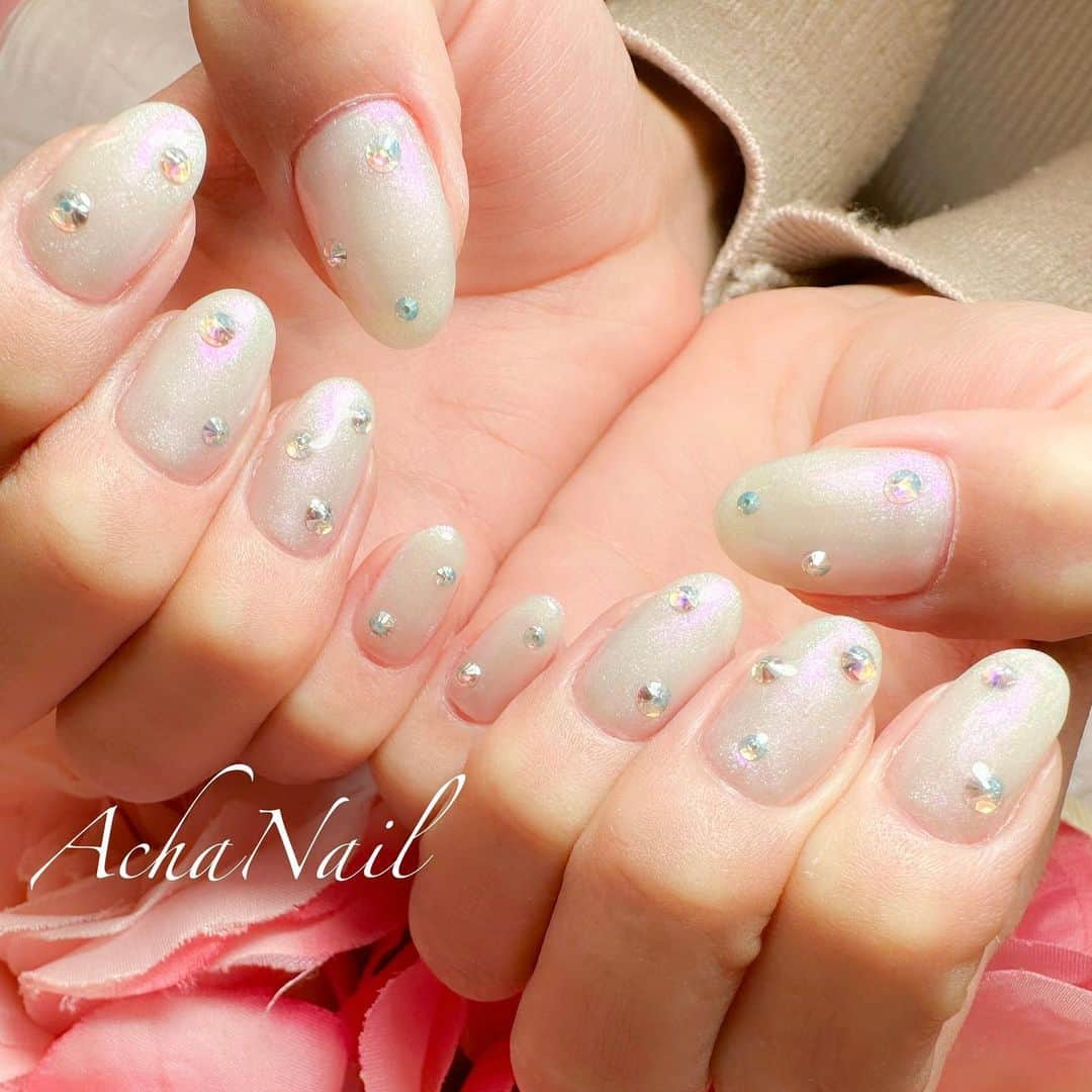 AchaNailのインスタグラム：「オーロラスワロフスキー💖 ⁡ https://ameblo.jp/acha-nail/entry-12792977863.html ⁡ #ネイル #ジェルネイル #フィルイン #フィルイン導入サロン #南池袋 #池袋 #池袋ネイルサロン #ネイルデザイン #スワロフスキー #オーロラネイル #ホワイトネイル #スワロフスキーネイル #韓国ネイル #キラキラネイル #Nails #AchaNail #NailStagram #InstaNails #Nailart #JapaneseNailart #NailDesign #Gelnails #kawaii #네일 #日式美甲 #swarovski #whitenails #auroranails #white #twinkle」