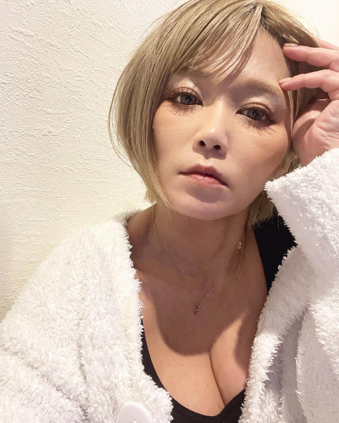 宮下美恵のインスタグラム：「#過去pic   最近ショートヘアのカットスタイルを変えてみたりとか、、 以前よりサイドは全体的に長めにしました。 気分でセットも変えてみてます。  顔のあらゆる所にもこの冬はより気にするようにもなり、スキンケア美容博士の娘にも散々教わりながら、肌の調子がどんどん良くなる事で、気にし過ぎていたあれこれのシワすらも消えてきて、肌のハリがかなり変わったと、スッピンの家の中で度々娘にも褒められるようになり、 喜びからも、メイクを少しずつ薄くするようにも☺️  画像は1ヶ月半以上前のものなので、最近はこの時と比べたら、やっぱり色々変化出たのと、今の方がハリや目元も違ったなとか、投稿しながら振り返ってます❣️✨  3年以上振りのネイル💅もようやく出来たりと、 家事育児仕事で自分を後回しにし過ぎてしまい、普段はメンズみたいな状態が多くいましたが、春また一つ歳を重ねてしまうので、久しぶりに女性らしいファッションも沢山取り入れて、女磨きをまたすこーしづつ頑張れたらと思ってるところです☺️✨  salon @ism_kitasenju  stylist @ism_miyabi.m   #金髪#ブロンズ #金髪ショート #ショートヘア #ショートヘアアレンジ #ショートボブ #ショートスタイル #ショートカット #ショート女子 #アラフォーコーデ #アラフォー女子 #アラフォーママ #アラフォーヘア #アラフォーメイク #三姉妹ママ #低身長コーデ #アラフォーファッション #アラフォー美容#肌改善#美容#スキンケア#ヘアケア」
