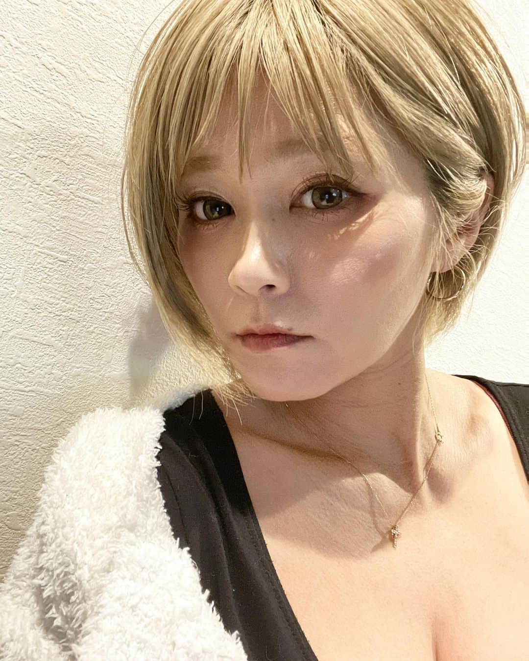 宮下美恵さんのインスタグラム写真 - (宮下美恵Instagram)「#過去pic   最近ショートヘアのカットスタイルを変えてみたりとか、、 以前よりサイドは全体的に長めにしました。 気分でセットも変えてみてます。  顔のあらゆる所にもこの冬はより気にするようにもなり、スキンケア美容博士の娘にも散々教わりながら、肌の調子がどんどん良くなる事で、気にし過ぎていたあれこれのシワすらも消えてきて、肌のハリがかなり変わったと、スッピンの家の中で度々娘にも褒められるようになり、 喜びからも、メイクを少しずつ薄くするようにも☺️  画像は1ヶ月半以上前のものなので、最近はこの時と比べたら、やっぱり色々変化出たのと、今の方がハリや目元も違ったなとか、投稿しながら振り返ってます❣️✨  3年以上振りのネイル💅もようやく出来たりと、 家事育児仕事で自分を後回しにし過ぎてしまい、普段はメンズみたいな状態が多くいましたが、春また一つ歳を重ねてしまうので、久しぶりに女性らしいファッションも沢山取り入れて、女磨きをまたすこーしづつ頑張れたらと思ってるところです☺️✨  salon @ism_kitasenju  stylist @ism_miyabi.m   #金髪#ブロンズ #金髪ショート #ショートヘア #ショートヘアアレンジ #ショートボブ #ショートスタイル #ショートカット #ショート女子 #アラフォーコーデ #アラフォー女子 #アラフォーママ #アラフォーヘア #アラフォーメイク #三姉妹ママ #低身長コーデ #アラフォーファッション #アラフォー美容#肌改善#美容#スキンケア#ヘアケア」3月16日 0時06分 - miemiyashita